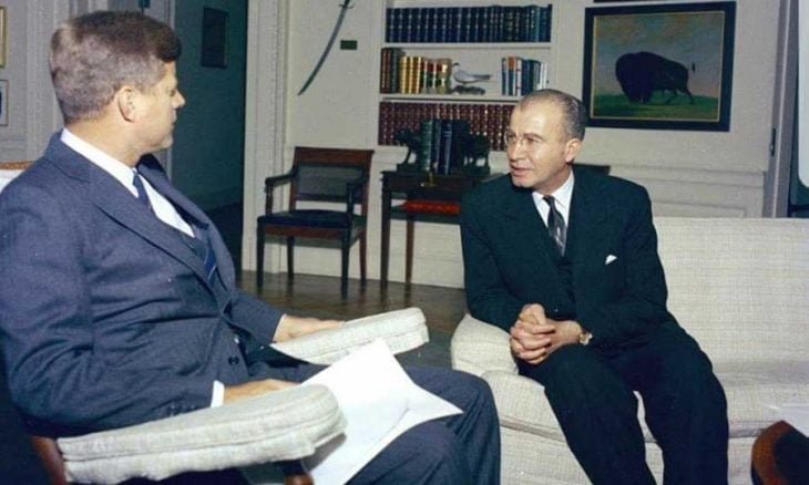 عمر أبو ريشة.. الشاعر والدبلوماسي السوري الذي أبهر الرئيس الأمريكي جون كيندي